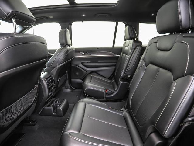Photo of 2024 Diamond Black Crystal Pearlcoat Jeep Grand Cherokee L
