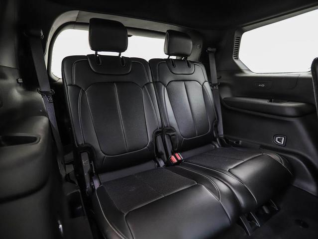 Photo of 2024 Diamond Black Crystal Pearlcoat Jeep Grand Cherokee L