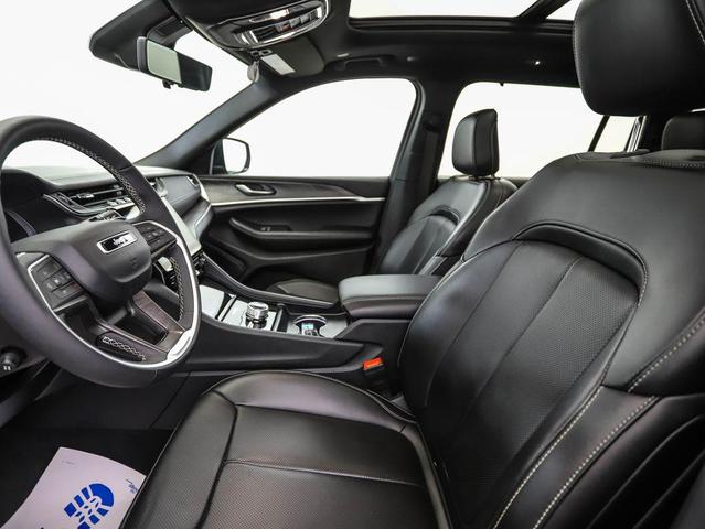 Photo of 2024 Diamond Black Crystal Pearlcoat Jeep Grand Cherokee L