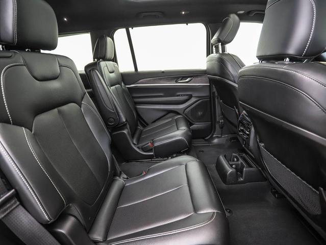 Photo of 2024 Diamond Black Crystal Pearlcoat Jeep Grand Cherokee L