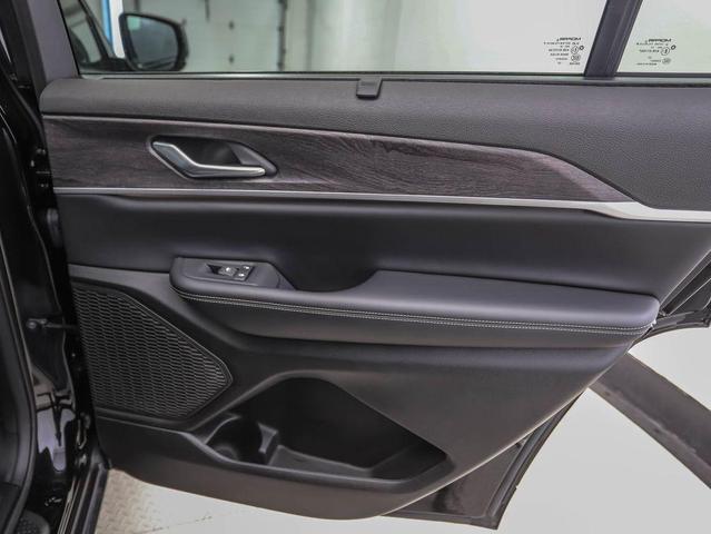 Photo of 2024 Diamond Black Crystal Pearlcoat Jeep Grand Cherokee L