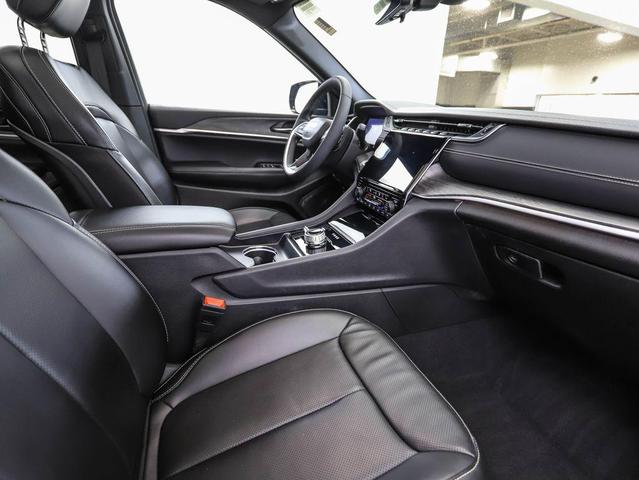 Photo of 2024 Diamond Black Crystal Pearlcoat Jeep Grand Cherokee L