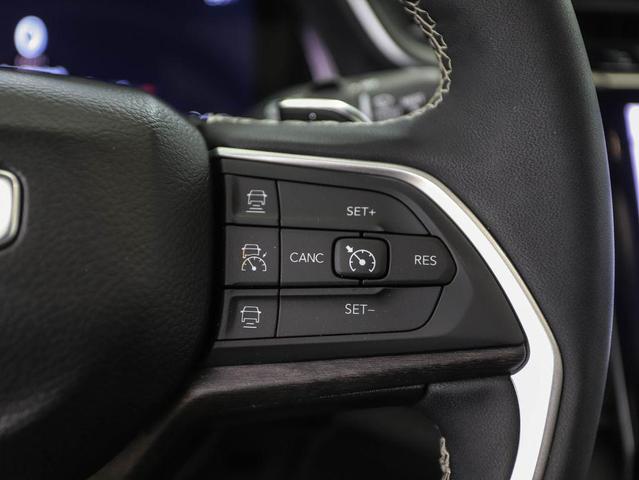 Photo of 2024 Diamond Black Crystal Pearlcoat Jeep Grand Cherokee L