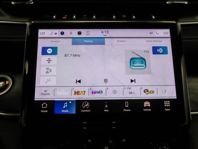 Photo of 2024 Diamond Black Crystal Pearlcoat Jeep Grand Cherokee L