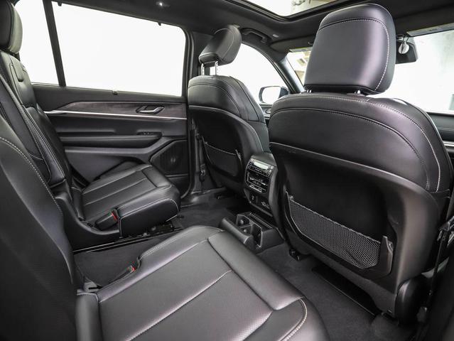 Photo of 2024 Diamond Black Crystal Pearlcoat Jeep Grand Cherokee L