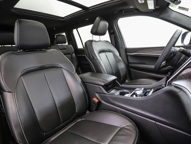 Photo of 2024 Diamond Black Crystal Pearlcoat Jeep Grand Cherokee L