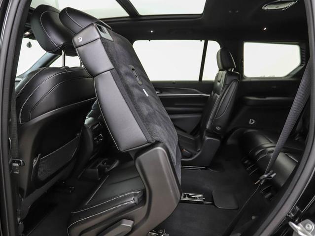Photo of 2024 Diamond Black Crystal Pearlcoat Jeep Grand Cherokee L