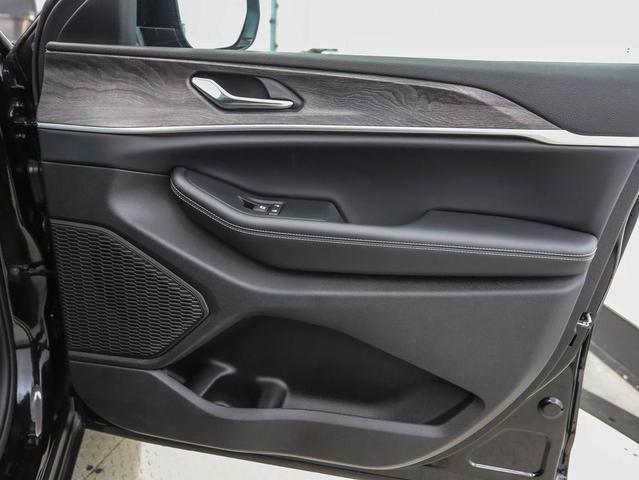 Photo of 2024 Diamond Black Crystal Pearlcoat Jeep Grand Cherokee L