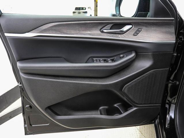 Photo of 2024 Diamond Black Crystal Pearlcoat Jeep Grand Cherokee L