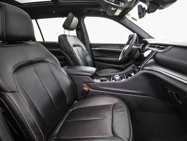 Photo of 2024 Diamond Black Crystal Pearlcoat Jeep Grand Cherokee L
