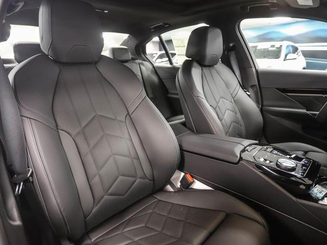 Photo of 2025 Alpine White BMW 530