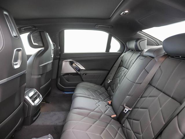 Photo of 2025 Black Sapphire Metallic BMW i7