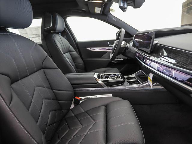 Photo of 2025 Black Sapphire Metallic BMW i7