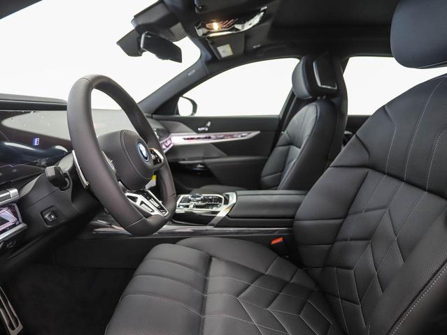 Photo of 2025 Black Sapphire Metallic BMW i7