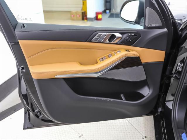 Photo of 2026 Black Sapphire Metallic BMW X7