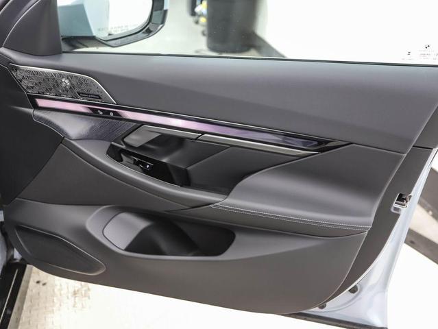 Photo of 2026 Brooklyn Grey Metallic BMW 550e