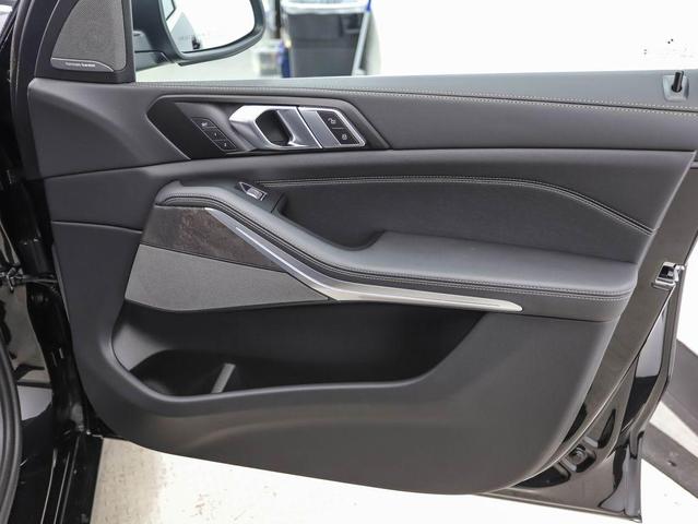 Photo of 2025 Black Sapphire Metallic BMW X7
