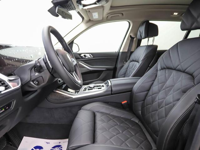 Photo of 2025 Black Sapphire Metallic BMW X7