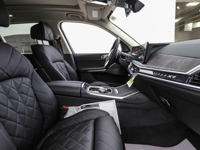 Photo of 2025 Black Sapphire Metallic BMW X7