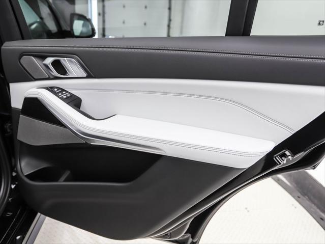 Photo of 2026 Black Sapphire Metallic BMW X7