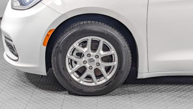 Photo of 2022 Bright White Clearcoat Chrysler Pacifica