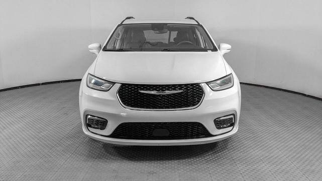 Photo of 2022 Bright White Clearcoat Chrysler Pacifica