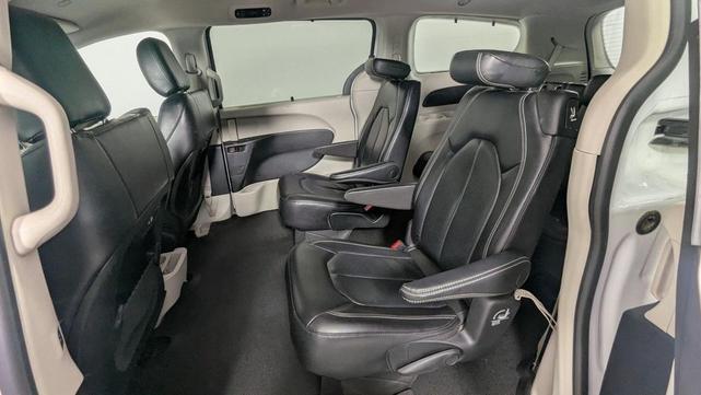 Photo of 2022 Bright White Clearcoat Chrysler Pacifica