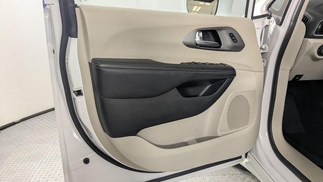 Photo of 2022 Bright White Clearcoat Chrysler Pacifica