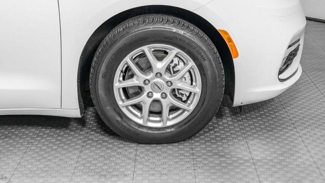 Photo of 2022 Bright White Clearcoat Chrysler Pacifica