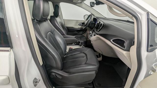 Photo of 2022 Bright White Clearcoat Chrysler Pacifica