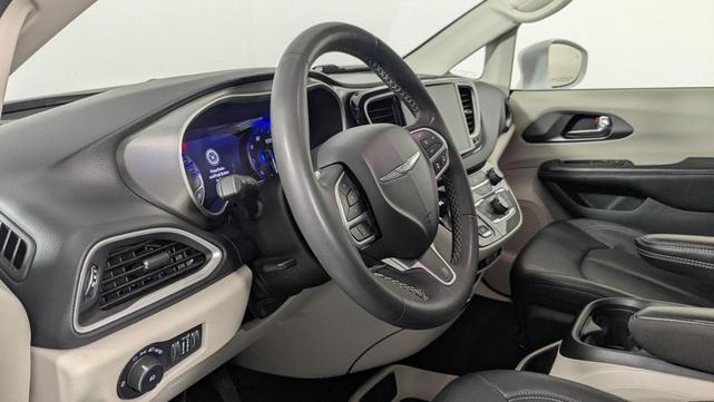 Photo of 2022 Bright White Clearcoat Chrysler Pacifica