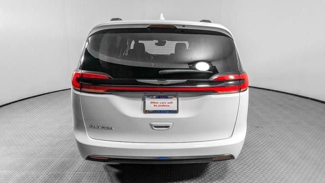 Photo of 2022 Bright White Clearcoat Chrysler Pacifica
