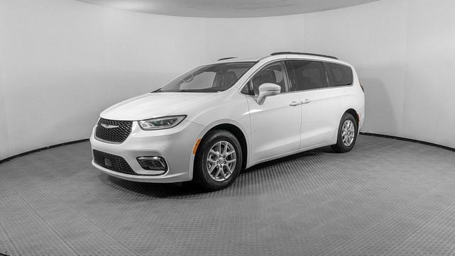 Photo of 2022 Bright White Clearcoat Chrysler Pacifica