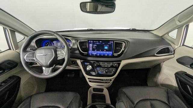 Photo of 2022 Bright White Clearcoat Chrysler Pacifica