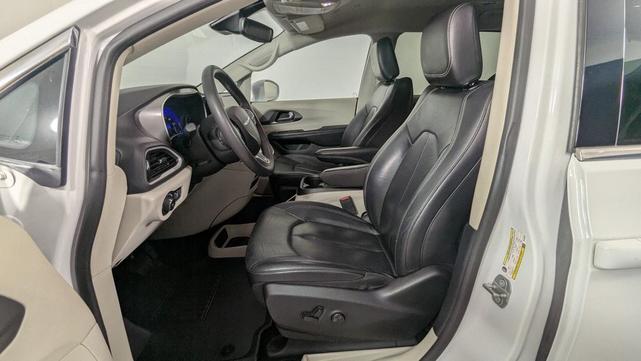Photo of 2022 Bright White Clearcoat Chrysler Pacifica