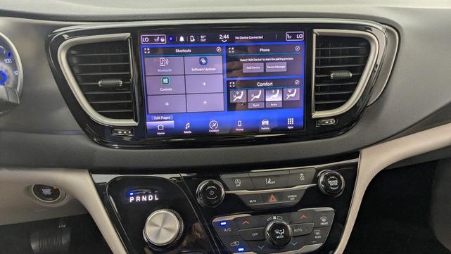 Photo of 2022 Bright White Clearcoat Chrysler Pacifica