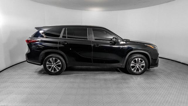 Photo of 2023 Midnight Black Metallic Toyota Highlander
