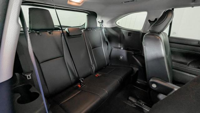 Photo of 2023 Midnight Black Metallic Toyota Highlander