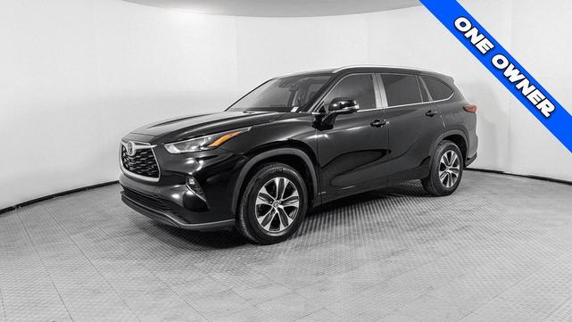 Photo of 2023 Midnight Black Metallic Toyota Highlander