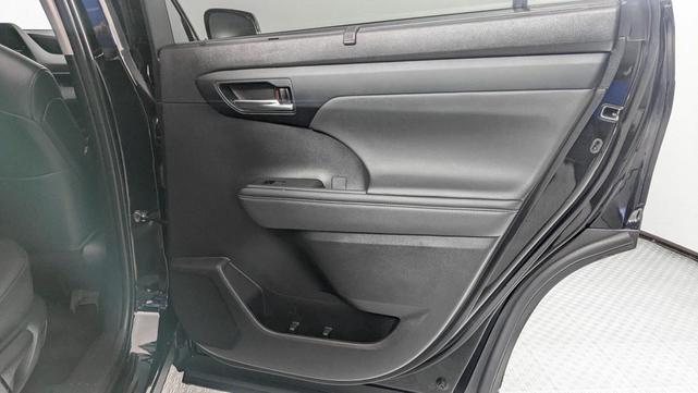 Photo of 2023 Midnight Black Metallic Toyota Highlander