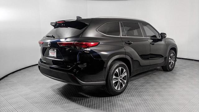 Photo of 2023 Midnight Black Metallic Toyota Highlander