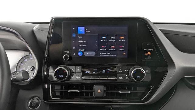 Photo of 2023 Midnight Black Metallic Toyota Highlander