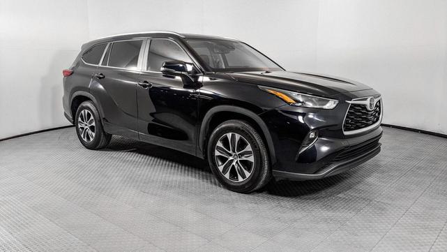Photo of 2023 Midnight Black Metallic Toyota Highlander