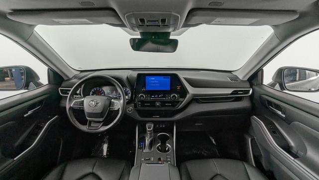 Photo of 2023 Midnight Black Metallic Toyota Highlander