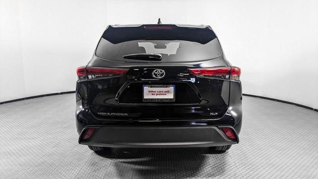 Photo of 2023 Midnight Black Metallic Toyota Highlander
