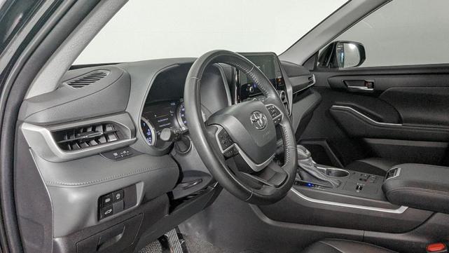 Photo of 2023 Midnight Black Metallic Toyota Highlander