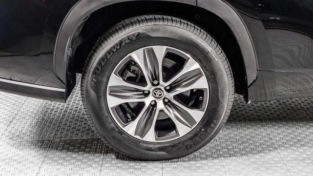 Photo of 2023 Midnight Black Metallic Toyota Highlander