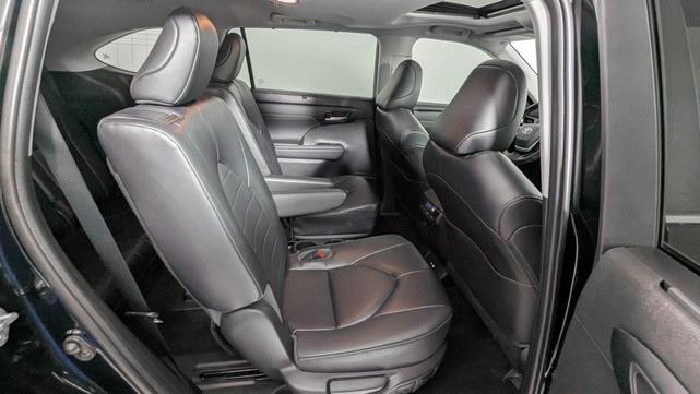 Photo of 2023 Midnight Black Metallic Toyota Highlander