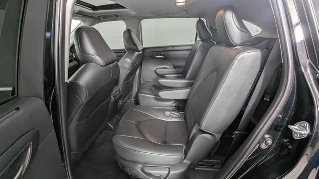 Photo of 2023 Midnight Black Metallic Toyota Highlander