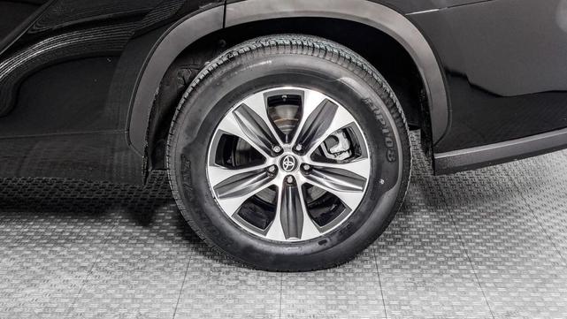 Photo of 2023 Midnight Black Metallic Toyota Highlander